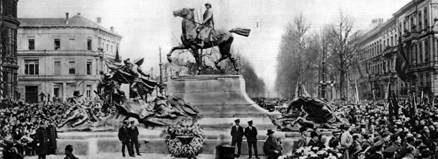 De oorlogsherdenking kende een jammere leegloop toen bekend raakte dat er op de grote markt een verloting was van een haarlok van wijlen Rudolph Valentino.